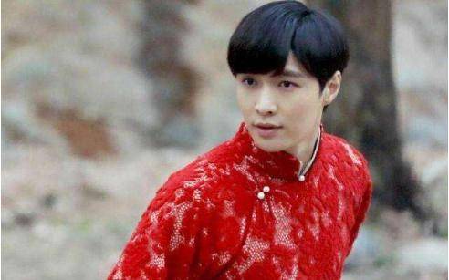 二月紅演員，舞臺(tái)到熒屏的蛻變之路——自信與成就感的彰顯