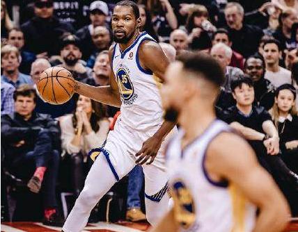 騎士勇士對(duì)決，熱血沸騰的賽場(chǎng)瞬間，精彩對(duì)決不容錯(cuò)過(guò)！