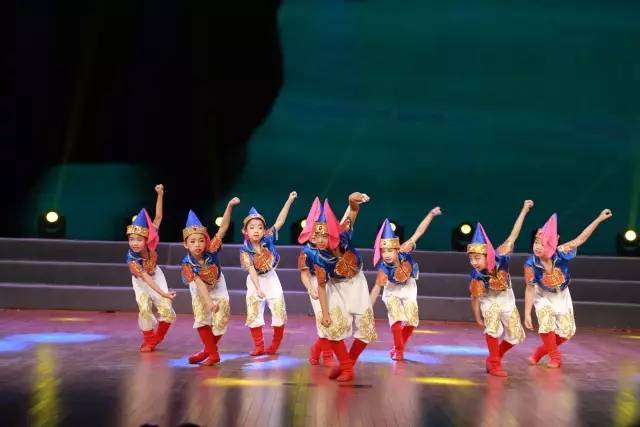 比賽舞蹈,比賽舞蹈，小巷深處的舞蹈魅力