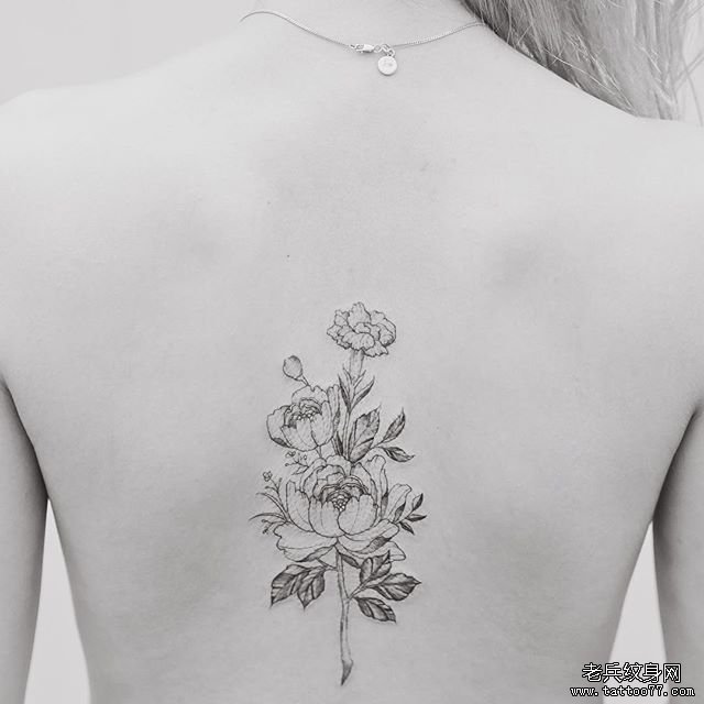 新款女性背部紋身花朵設(shè)計(jì)，友情與陪伴的溫馨篇章