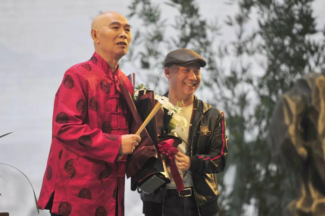 李伯清最新評書，鄰里溫情與友情的紐帶