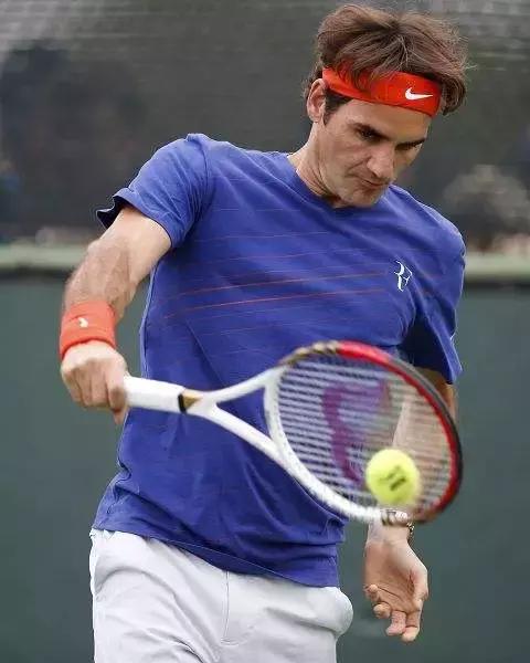 揭秘費德勒反拍技巧，網(wǎng)球秘籍藏于小巷之中解析揭秘！