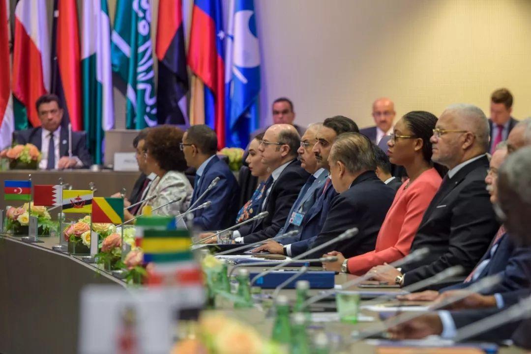 美國(guó)石油價(jià)格動(dòng)態(tài)，油價(jià)波動(dòng)與友情交織的故事