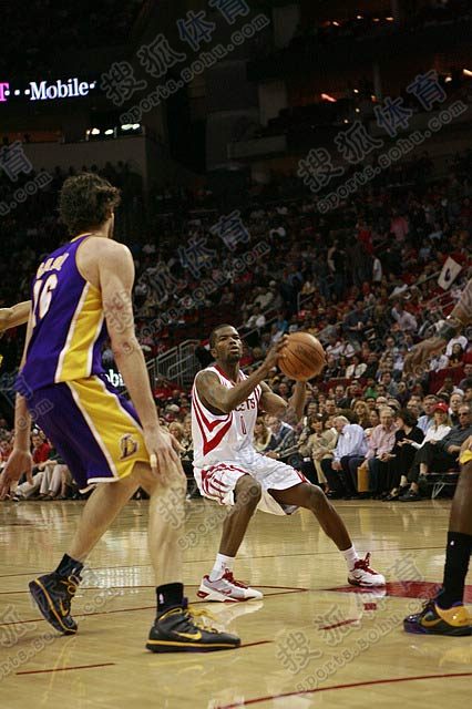 湖人火箭對(duì)決，愛與陪伴的賽場(chǎng)之夜