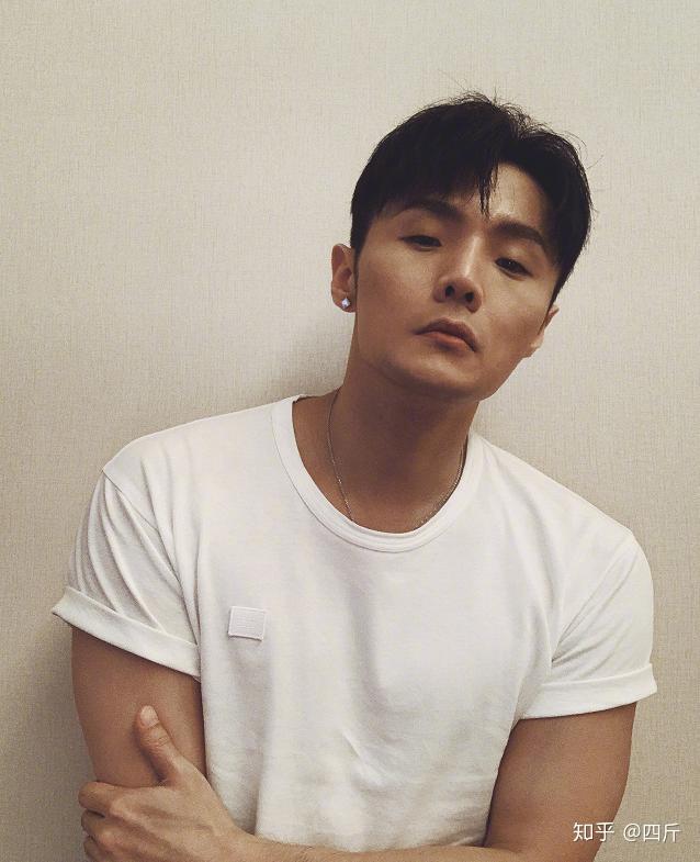 眼睛小的明星男，日常星光中的獨特魅力與溫馨故事