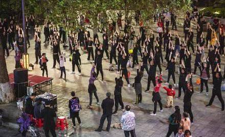 最新廣場(chǎng)舞精選100，舞動(dòng)時(shí)尚，展現(xiàn)活力無限