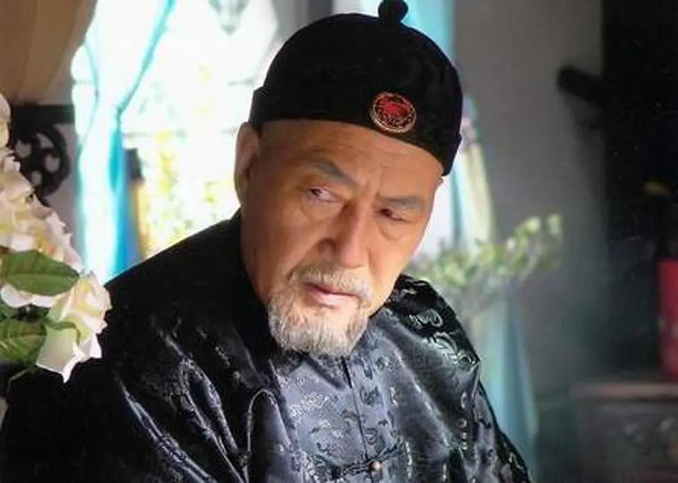 演員安靜,演員安靜，舞臺(tái)與鏡頭下的內(nèi)斂之力