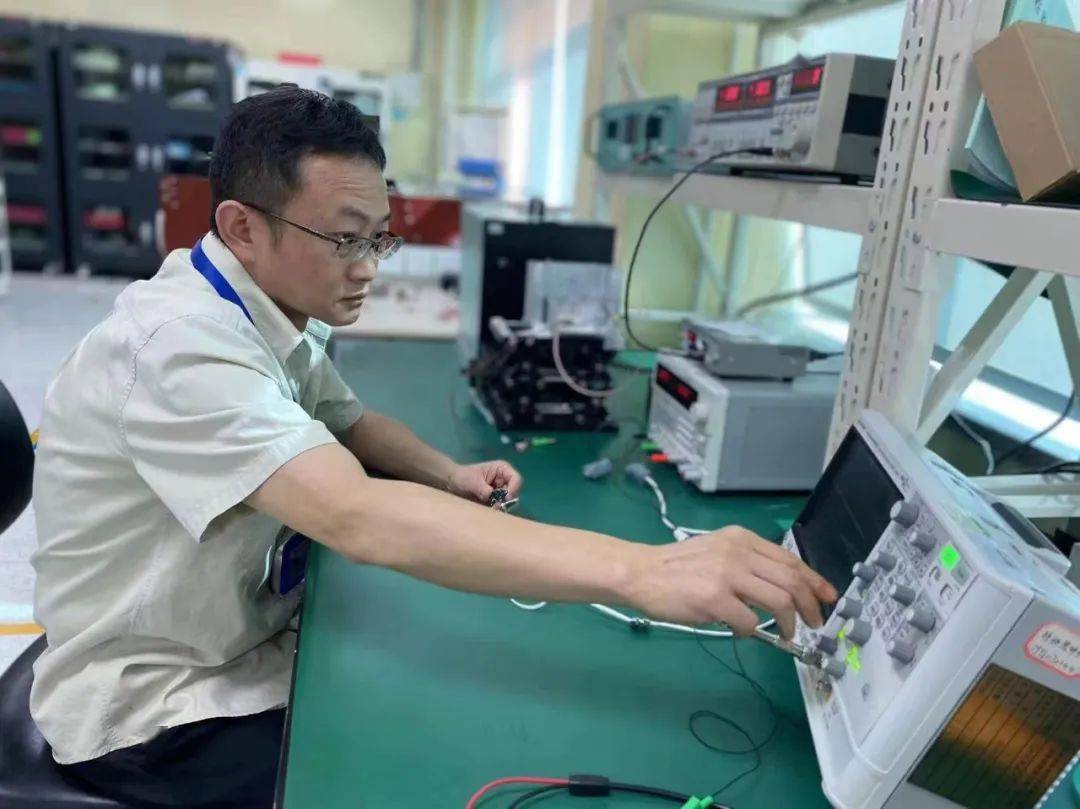 電子最新達(dá)人，時(shí)代的領(lǐng)跑者，引領(lǐng)潮流前沿！