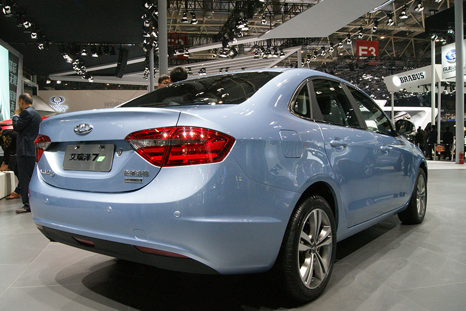 艾瑞澤7上市，主人公小李與他的朋友圈歡慶這一喜悅時刻！