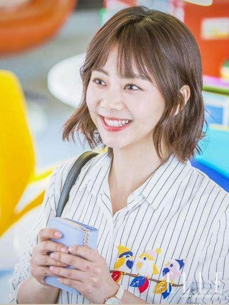 楊紫短發(fā)造型大揭秘，一次溫馨有趣的發(fā)型之旅