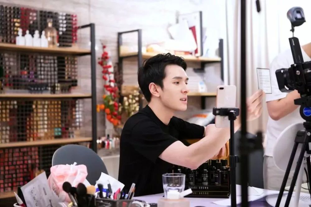 明星直播間高科技產(chǎn)品引領(lǐng)直播新紀(jì)元，科技改變生活，明星直播間震撼登場(chǎng)！