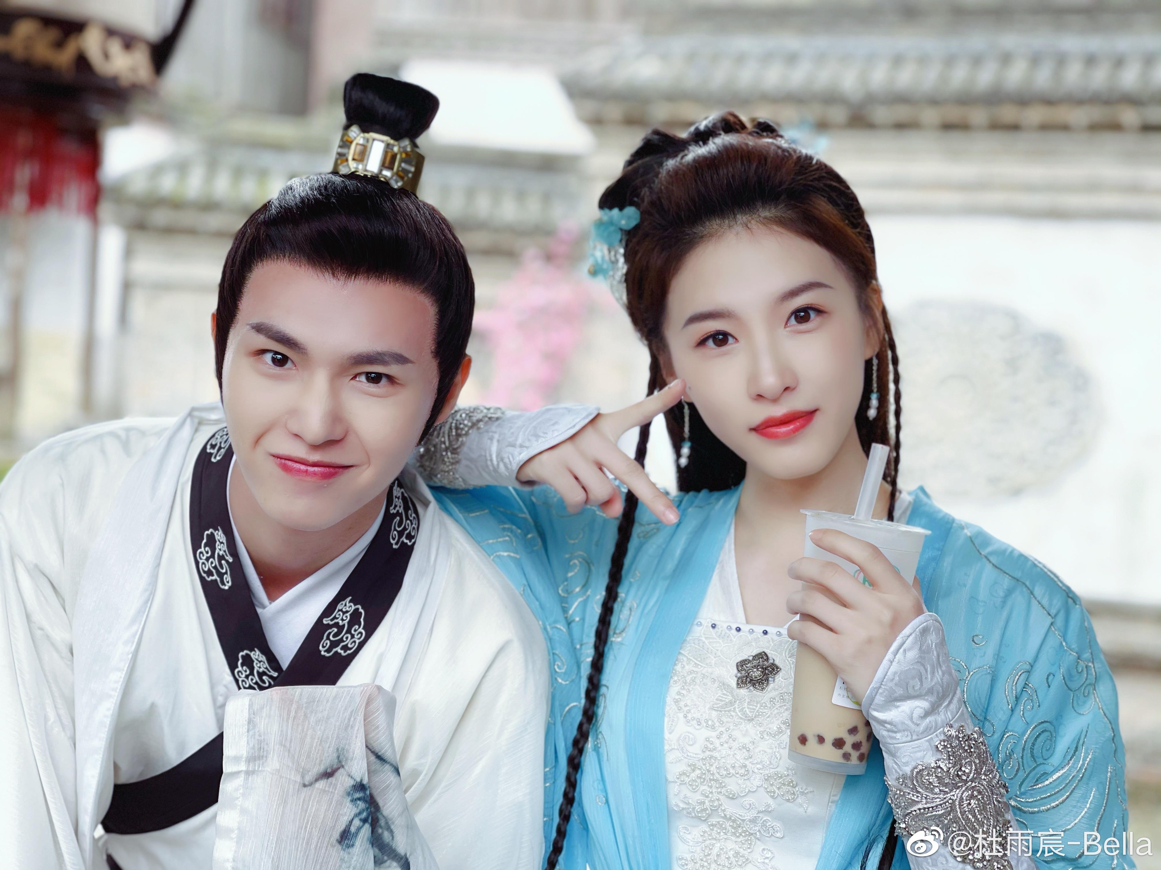 鄺露演員的成長之路，變化中的學(xué)習(xí)，自信與成就的光芒