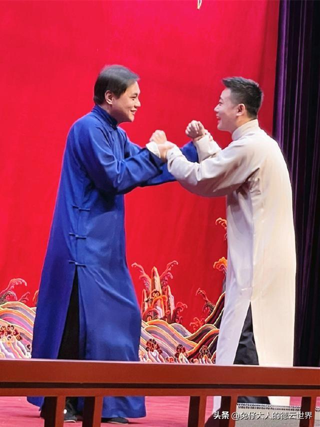 相聲演員高峰，小巷中的驚喜——隱藏版相聲特色小店之旅