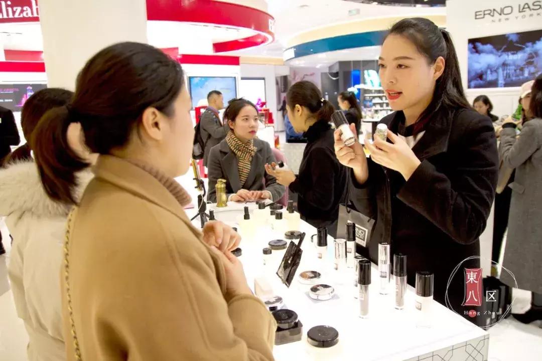 探秘杭州女明星的小巷星光與美食秘境之旅！