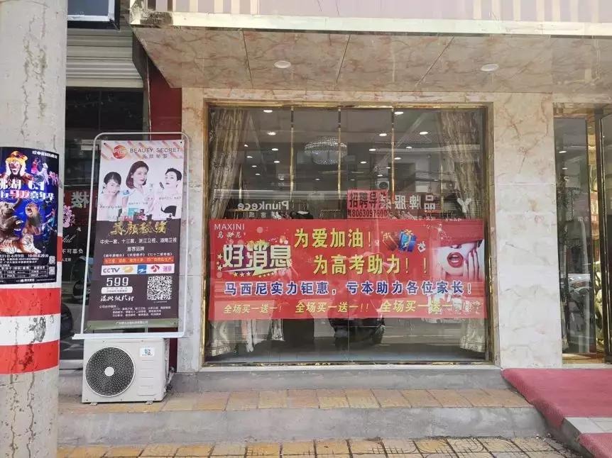 科技重塑時(shí)尚，服裝店新款上市，掌握潮流趨勢(shì)