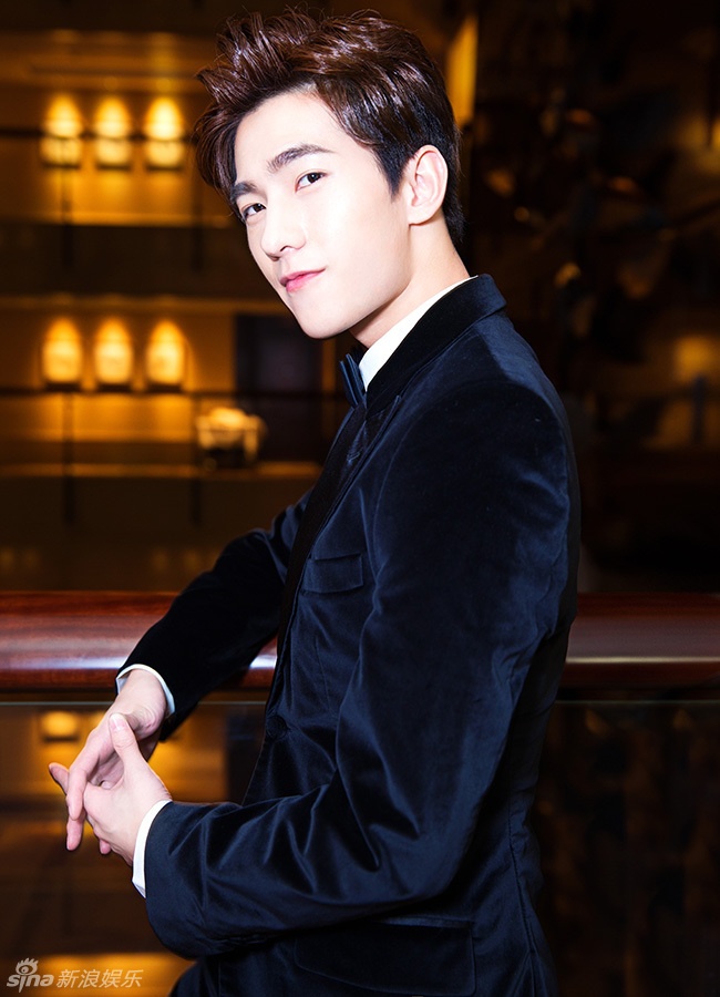 楊洋最新時尚寫真，時代之星光芒四溢