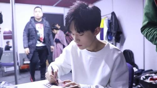 易烊千璽微博最新照片引爆期待，粉絲翹首以待的獨(dú)特魅力