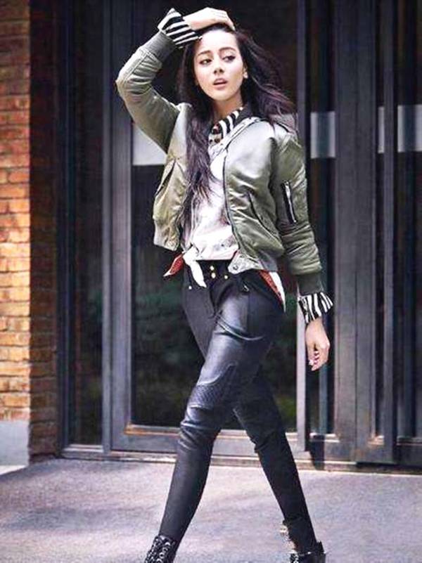 明星皮褲時(shí)尚，演繹潮流與展現(xiàn)個(gè)性風(fēng)采