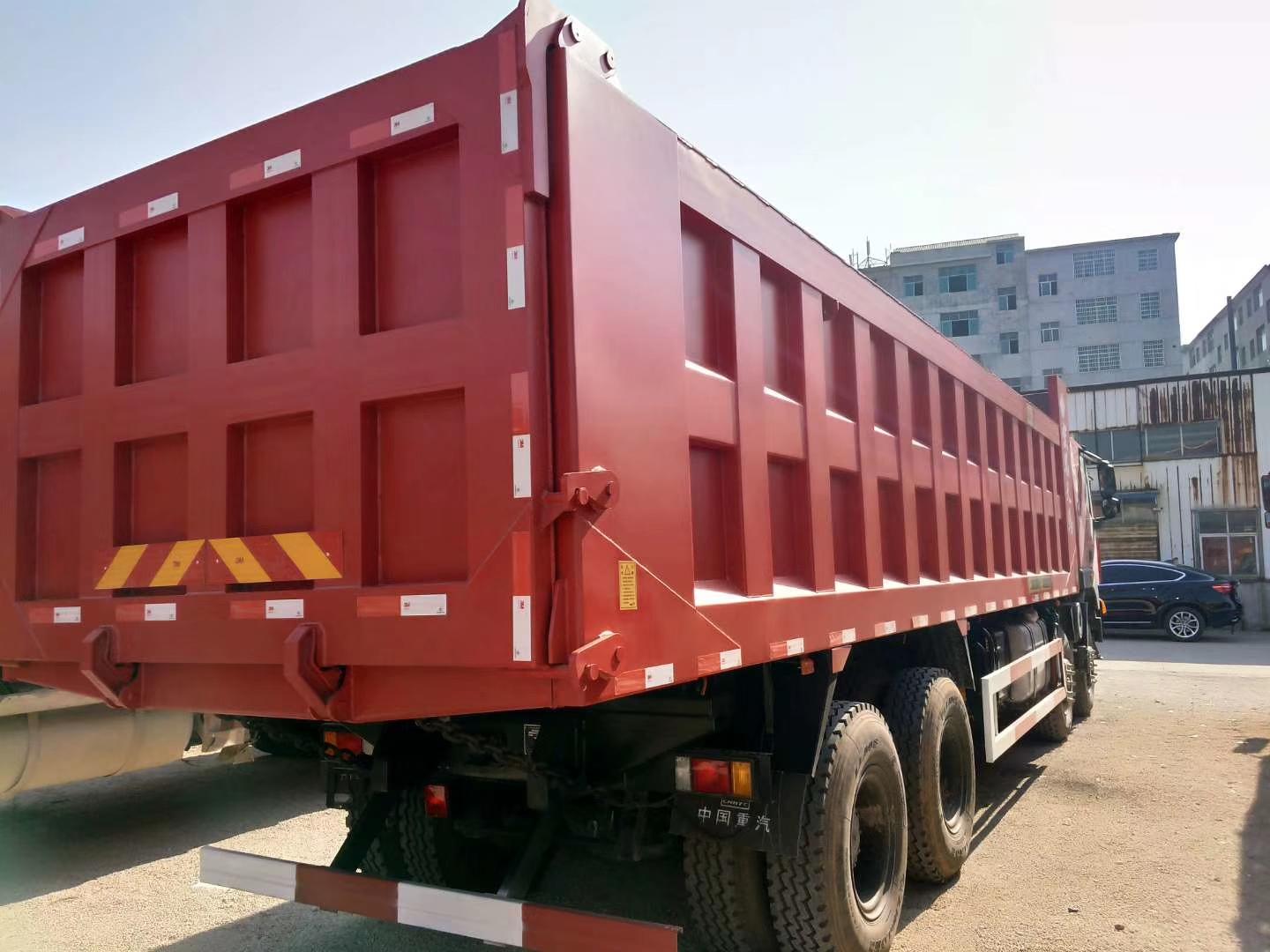 紅巖杰獅自卸車最新款390，重載運輸?shù)膹娬撸宫F(xiàn)新姿態(tài)