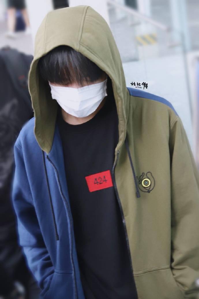 易烊千璽機場最新圖片，科技魅力與時尚前沿的完美結(jié)合展示