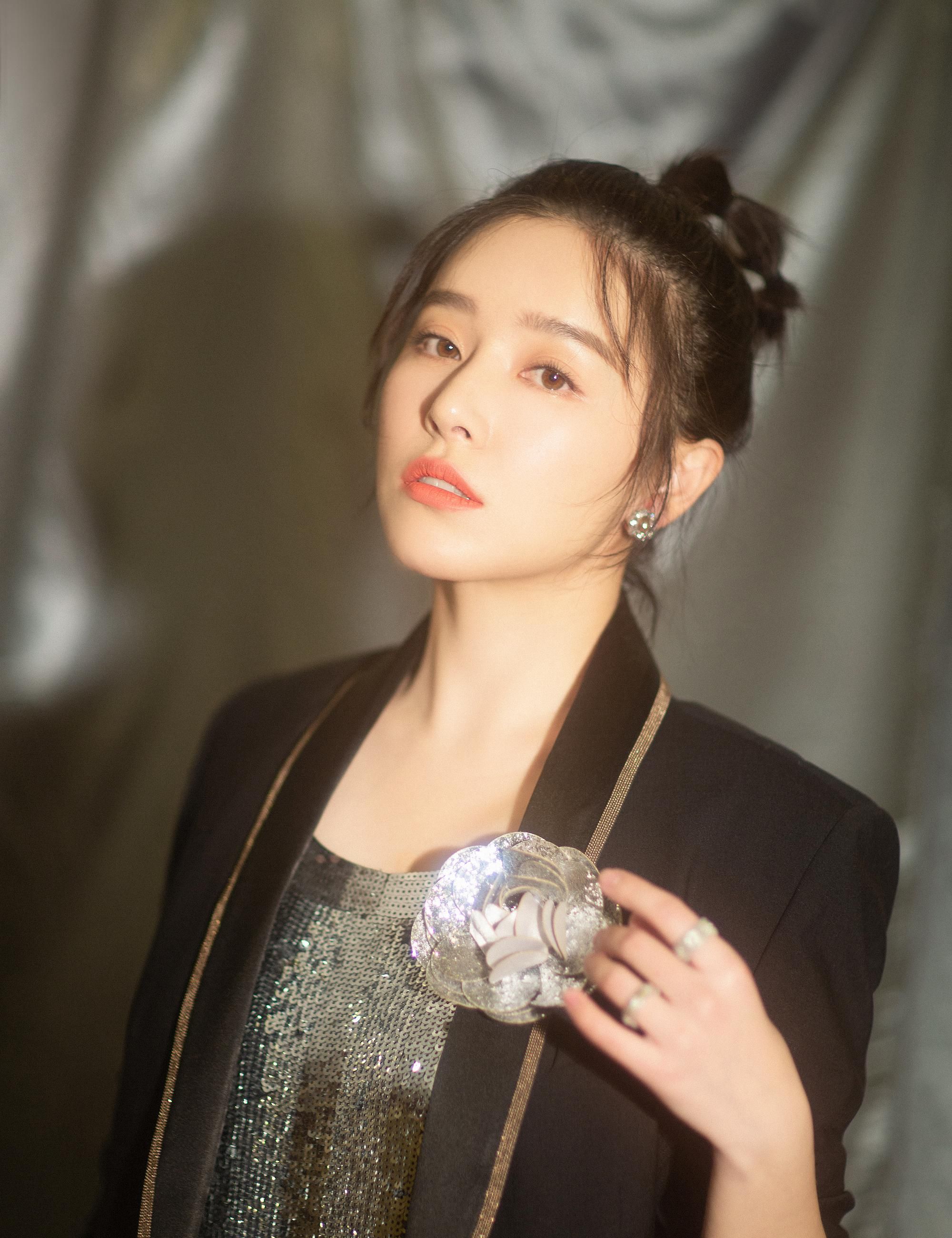 闞清子演藝事業(yè)持續(xù)升溫，新動(dòng)態(tài)備受矚目，最新消息一覽