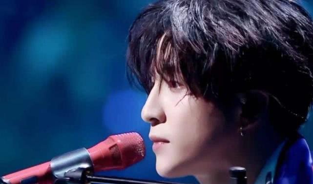 薛之謙最新圖片展現(xiàn)勵(lì)志之旅，變化、自信與成就感的閃耀之旅