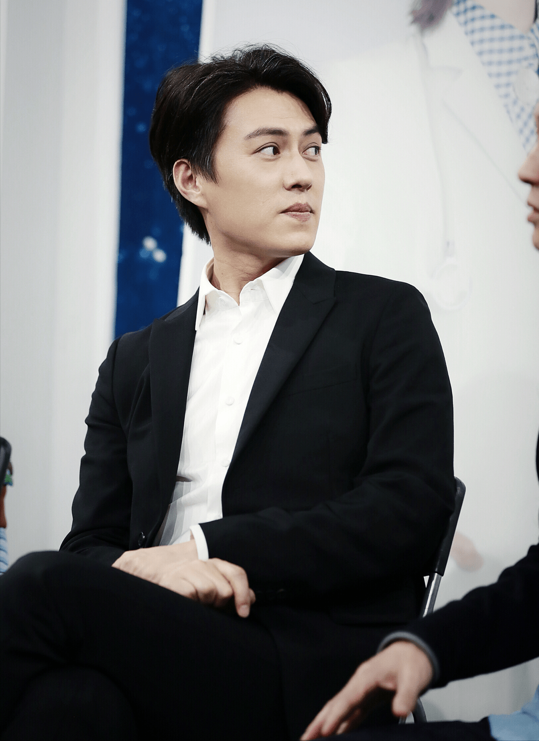 靳東最新發(fā)型揭秘，小巷深處的時(shí)尚探索