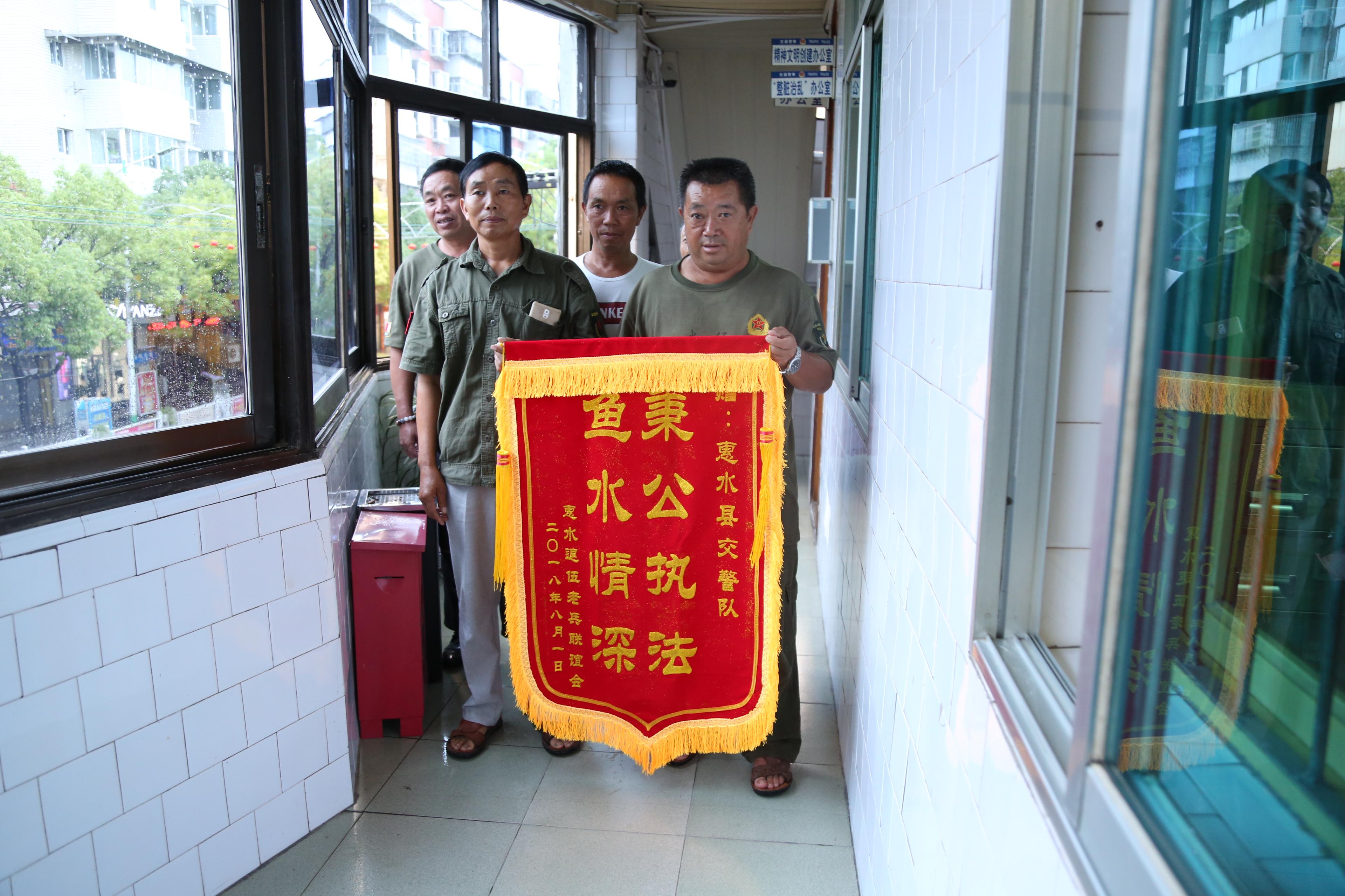 交警心靈守護(hù)者，自然對話與護(hù)航之旅的私密對話贈錦旗用語