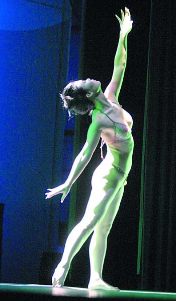 探索人體藝術(shù)極致邊界，最新大尺度作品展現(xiàn)美的無限可能